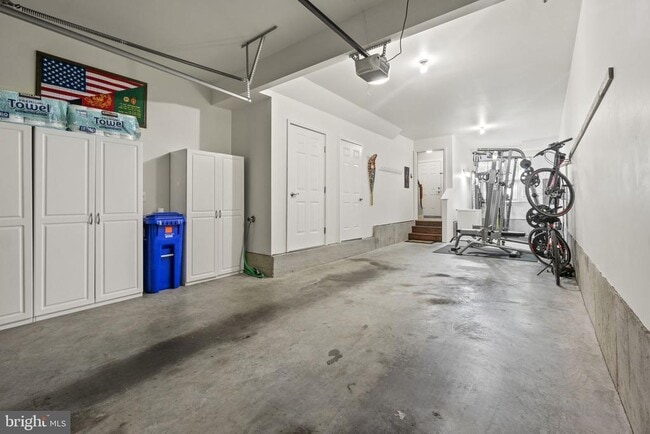 Building Photo - 2509 S Kenmore Ct