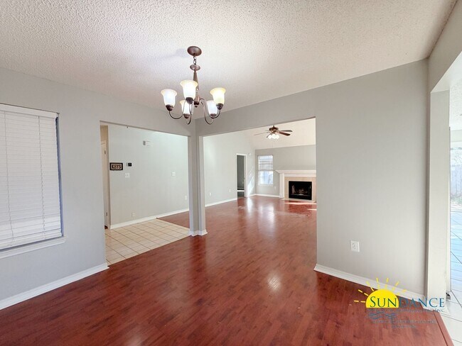 Building Photo - Stunning 3 Bedroom Home in Mary Esther!