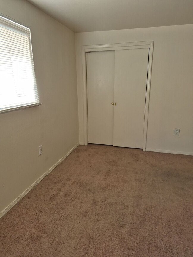 Building Photo - Quiet 2BR Garden-Level Near Mines & Downto...