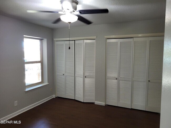 Building Photo - 408 Hollydale Dr