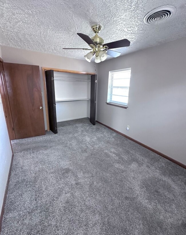 Building Photo - 3-bed 1-bath 1-car Single Family near