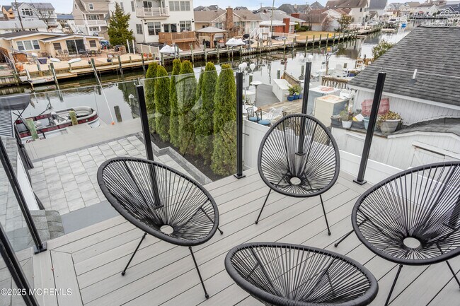 Building Photo - 320 Silver Lagoon Dr