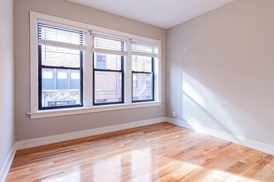 Building Photo - 3519 N Racine Ave