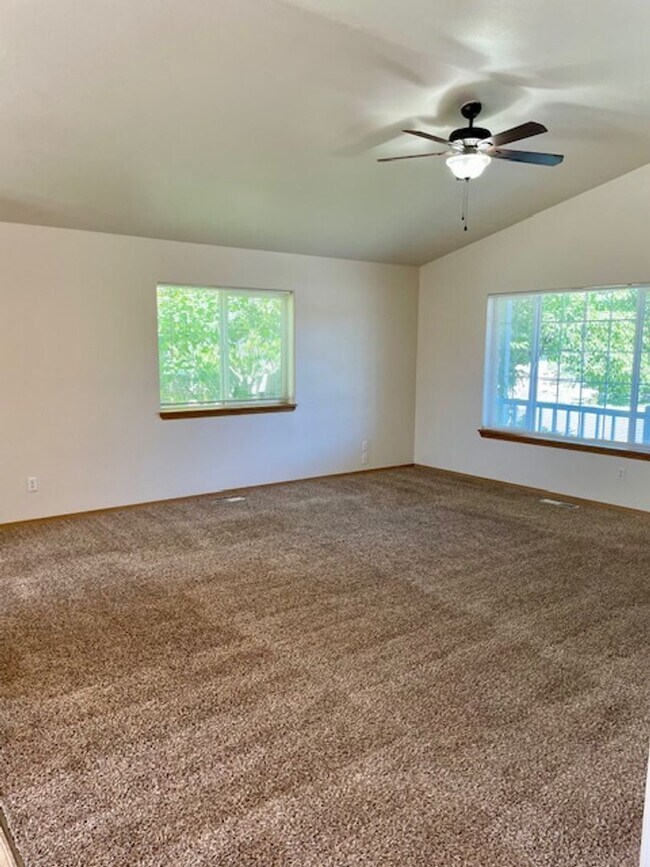 Building Photo - Charming 3-Bedroom Home with Open Layout & Fenced Yard!