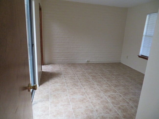 Building Photo - 2 Bedroom 2 Bath Townhouse Available for Rent
