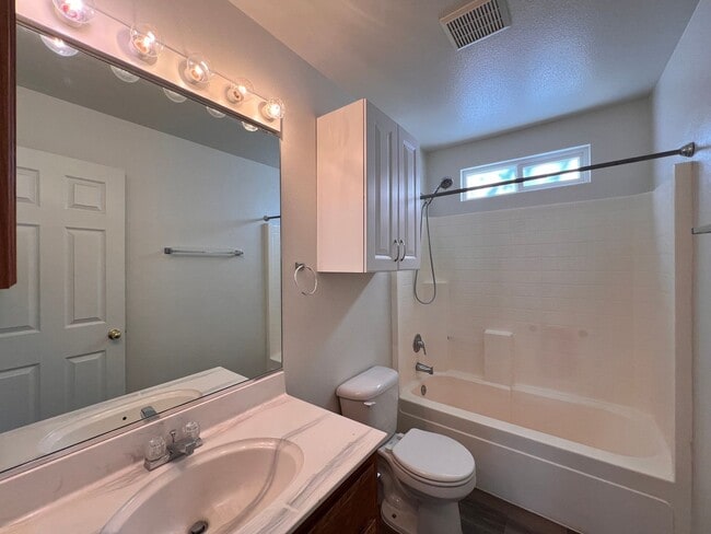 Building Photo - Cute 2 bedroom home located in Donner Trails!