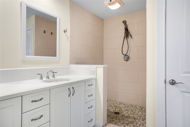 Building Photo - 500 Gardenia Ln
