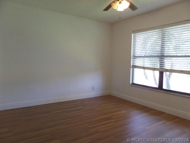 Building Photo - 1523 Lake Crystal Dr