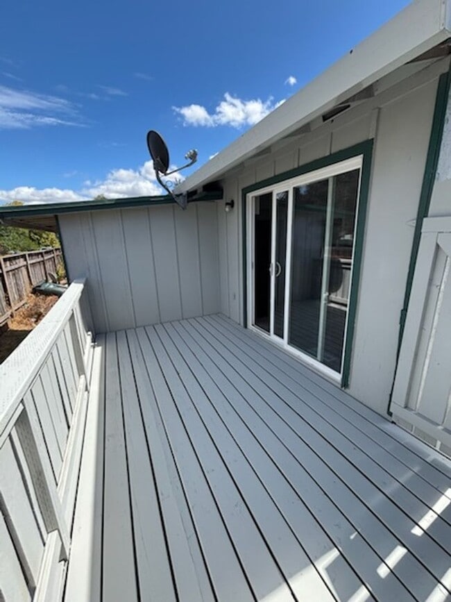 Building Photo - 3 bedroom 1 bath single level duplex