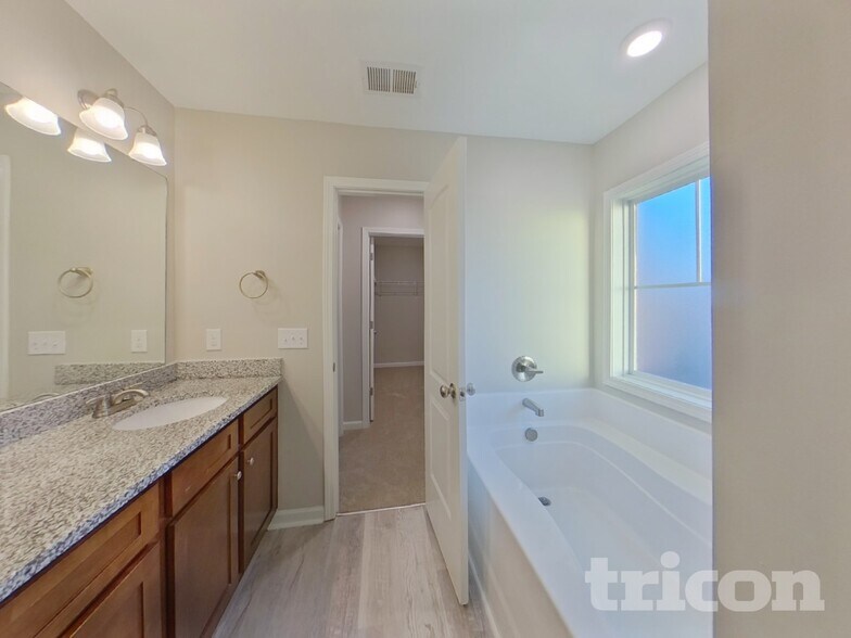 Building Photo - 422 Providence Plantation Cir