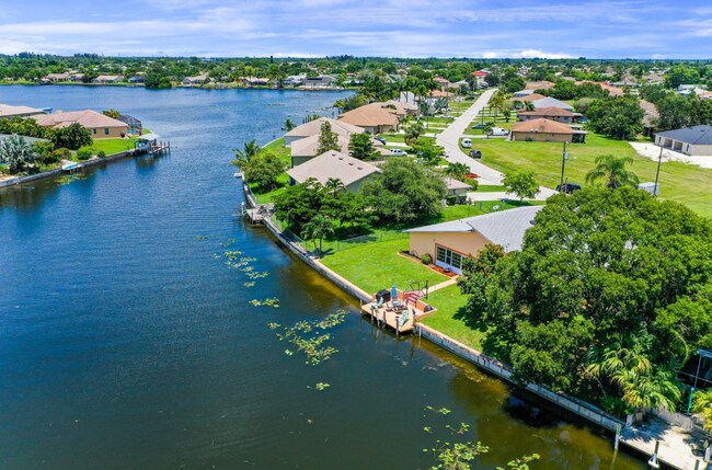 Building Photo - 504 SE 6th Ter