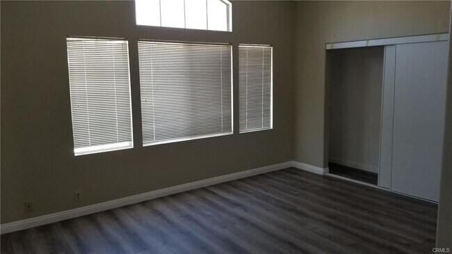 Building Photo - 424 Dylan Dr