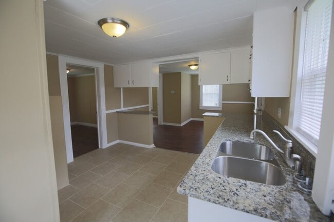 Building Photo - Charming 2-Bedroom Home in an Excellent Location – Priced to Move!