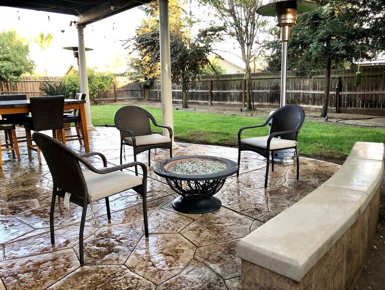 Building Photo - 1121 Oak Ave