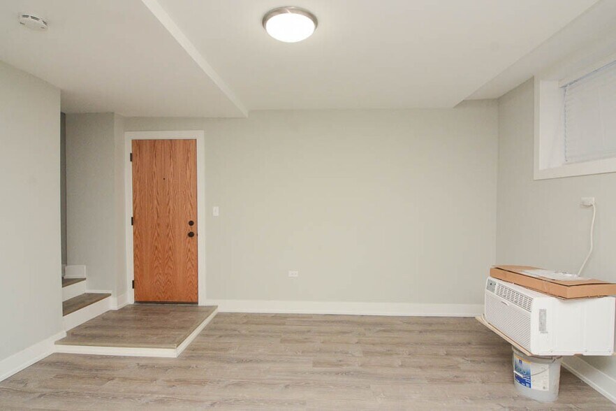 Building Photo - 436 W Belden Ave