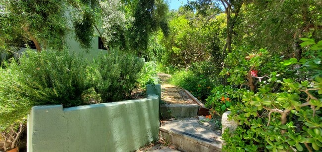 Building Photo - 8057 Willow Glen Rd