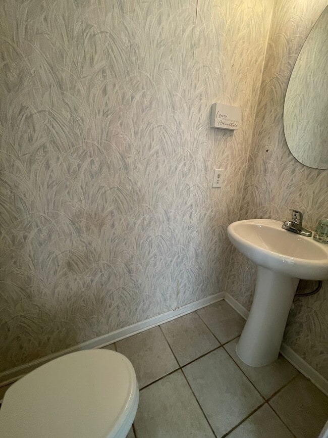 Building Photo - Townhouse with Owner's Suite on main level...