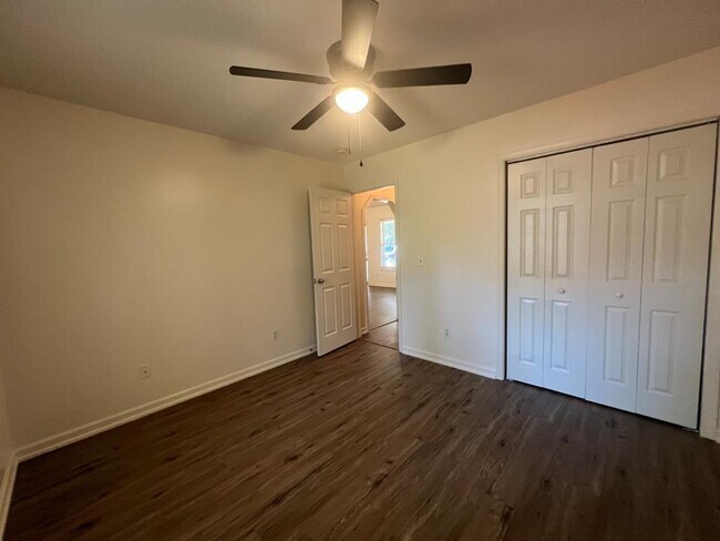 Building Photo - 3290 Valencia Dr