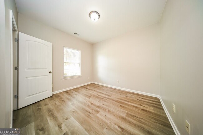 Building Photo - 108 Thomaston St