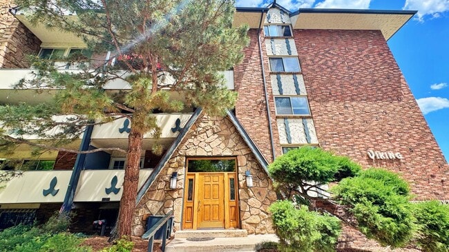 Primary Photo - Fully Remodeled Sunny & Quiet Top Floor St...
