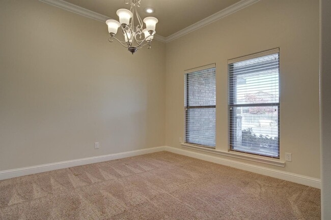Building Photo - Immaculate newer 4/3/2 1/2 block from Quin...