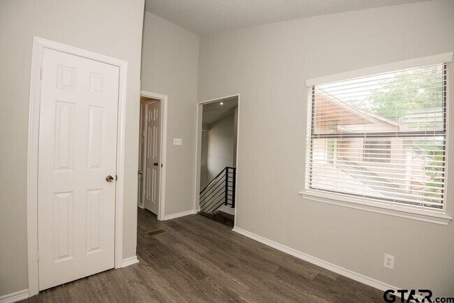 Building Photo - 5811 Hollytree Dr