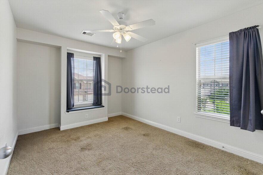 Building Photo - 16030 Summerville Lake Dr