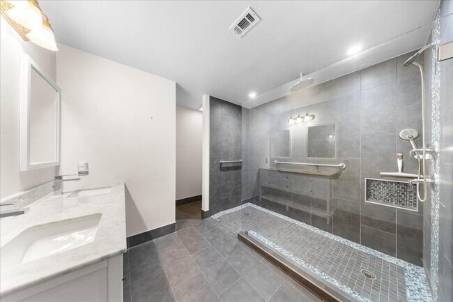 Building Photo - 10900 Crown Colony Dr