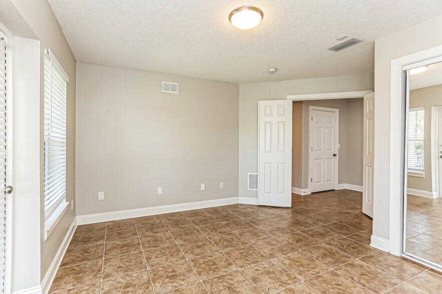 Building Photo - 136 Sunset Cir S