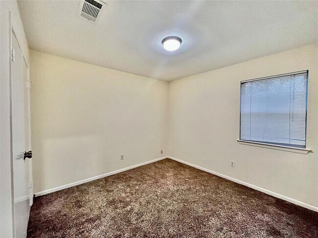 Building Photo - 3038 Sam Houston Dr