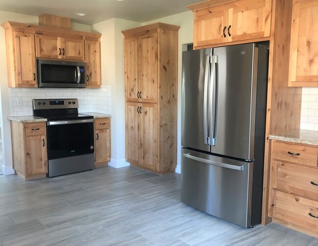 Building Photo - Beautiful Remodeled Home with Huge Bonus Space and Private Fenced Backyard!