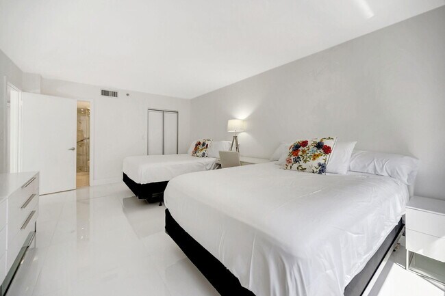 Building Photo - 540 Brickell Key Dr