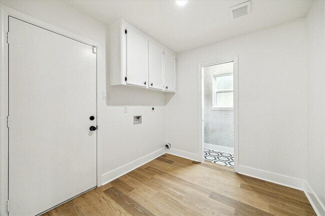 Building Photo - 5619 Deepcreek Ln
