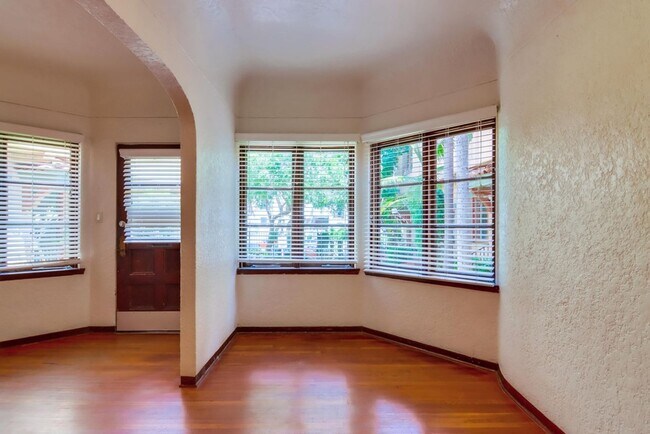 Building Photo - Charming Top Floor 1-Bedroom Apartment in ...