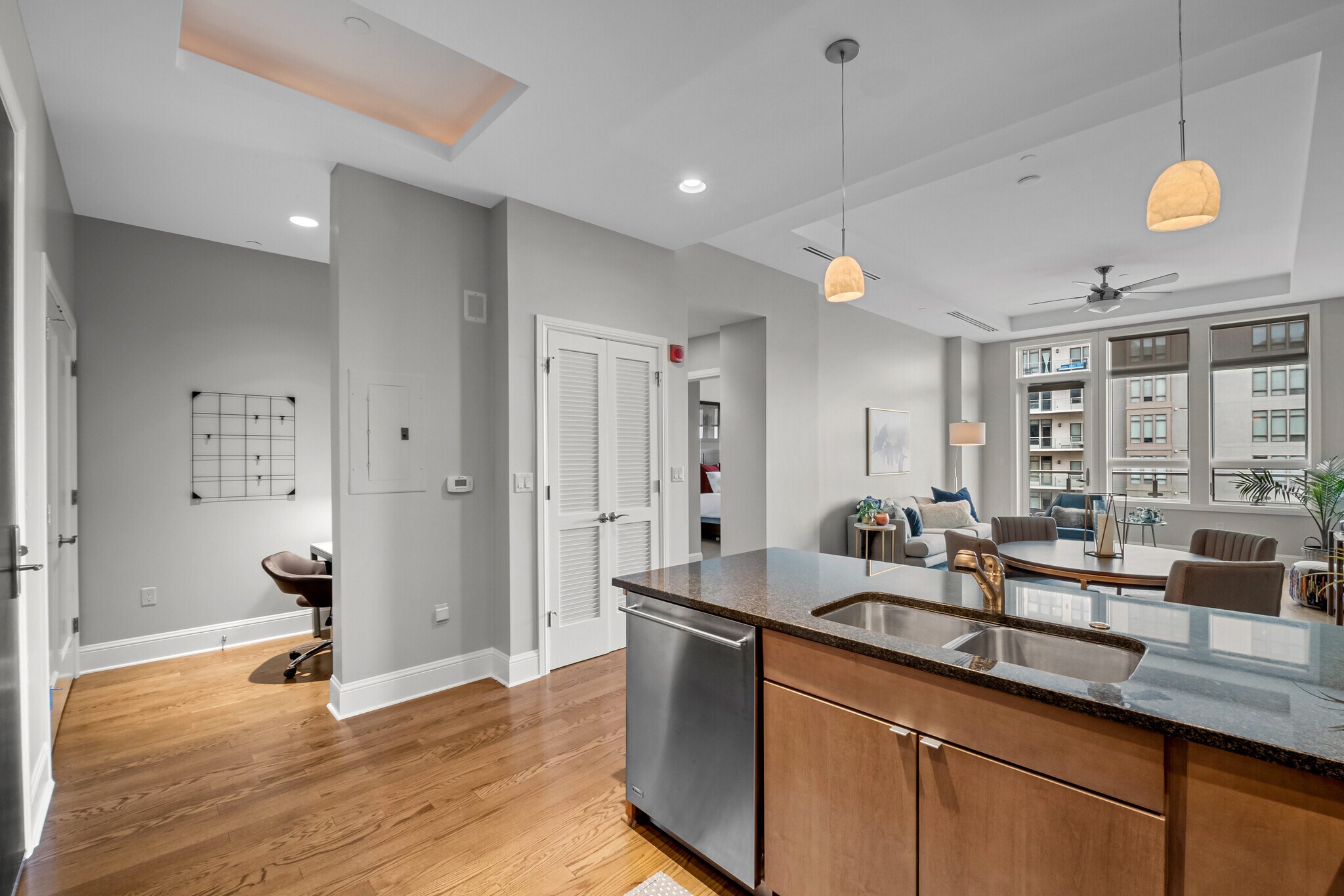 Entry with view of office nook - 5455 Landmark Plz