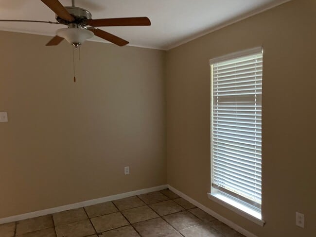 Building Photo - 3/2/2 plus bonus room WOISD