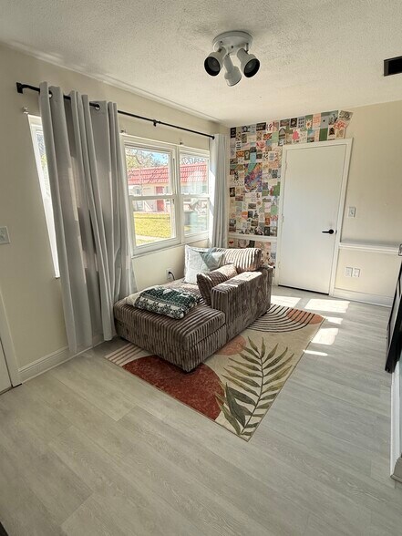 Sunroom - 5865 37th Ave N