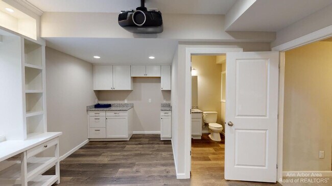 Building Photo - 2794 Ashcombe Dr.
