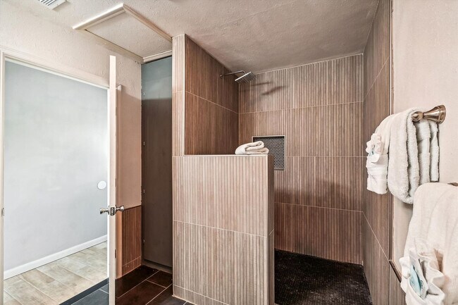 Building Photo - 2340 Grand Oaks Ln