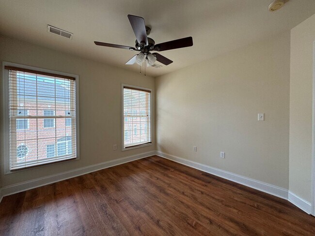 Building Photo - Gorgeous 4 Bed 3 Bath End Unit Brick Townh...