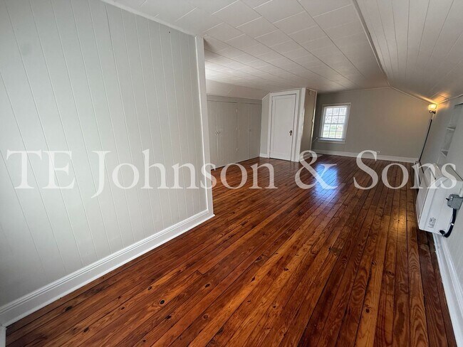 Building Photo - Charming 2BR Home Near Silas Creek Pkwy with Hardwood Floors & Carport