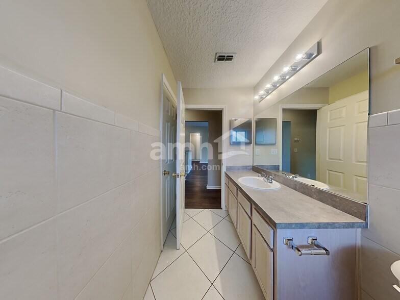 Building Photo - 3171 Highland Grove Dr