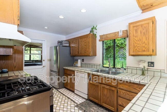 Building Photo - 646 Blue Ridge Dr