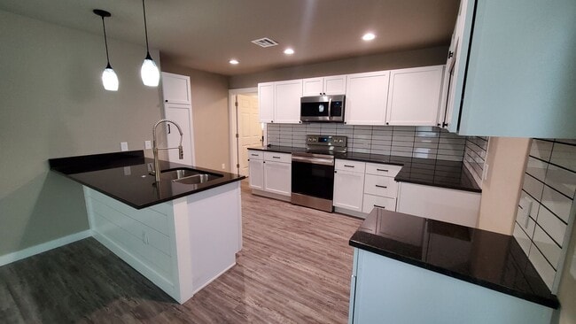 Building Photo - (2) Bed/(1) Bath Available NOW! Updated!