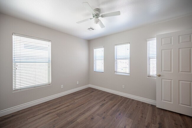 Building Photo - Beautiful 4 Bedroom 2.5 bath Home in the Southwest!