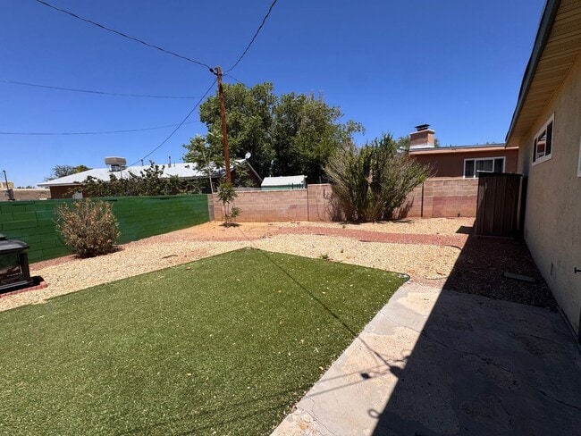 Building Photo - Beautiful 3 bedroom 2 bath.