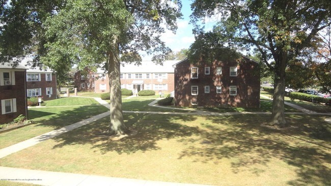 Building Photo - 70 Stonehurst Blvd