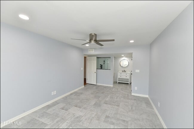 Building Photo - 5852 Mira Serena Dr