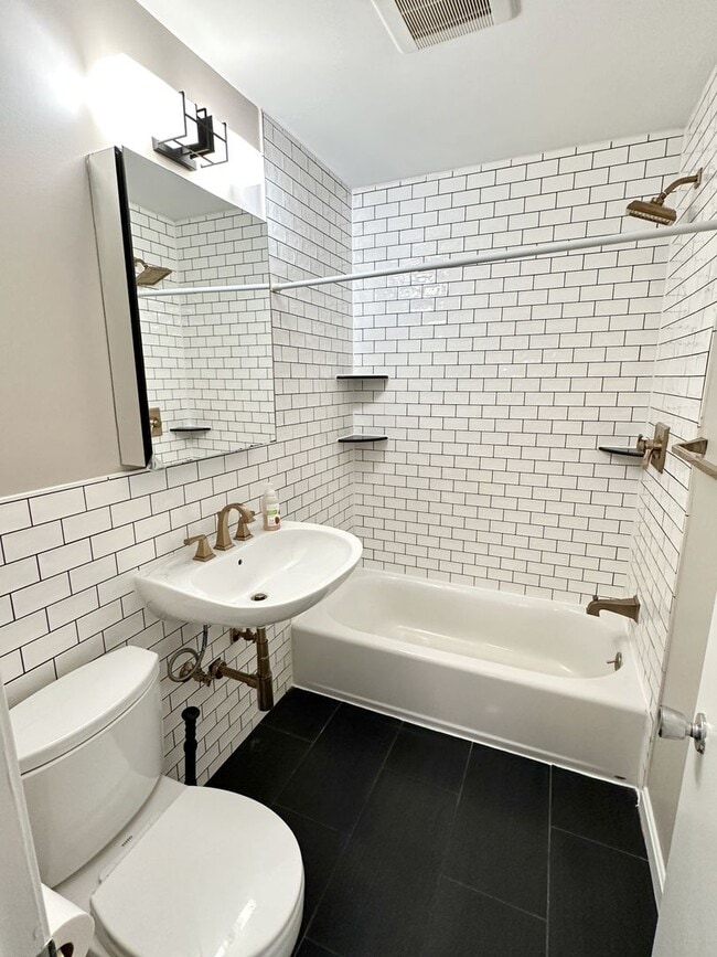 Building Photo - Beautifully kept, spacious one bedroom condo in the award winning Bethesda Parkside Community!