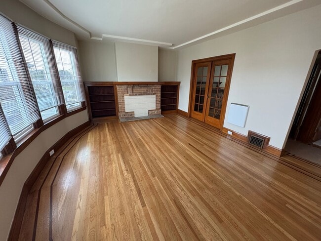 Building Photo - Charming Parkside Upper Flat w/ Garage Parking - $4,250/Mo